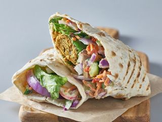 falafel roll durum com batata frita