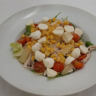 Salada de ovo mexido com ananás e azeitonas