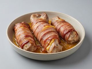 Lombinho de Porco enrolado em bacon e queijo cheddar