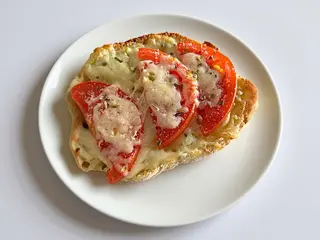 Pão de com queijo e tomate