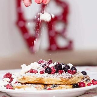 Panquecas de frutos vermelhos, natas e suspiros