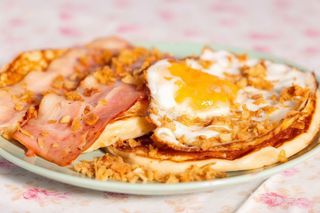 Panquecas de Ovo Estrelado e Bacon