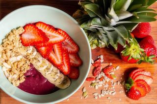 Açaí com Fruta da Época e Granola