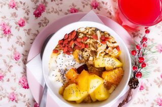 Salada de Fruta, Iogurte Grego e Muesli