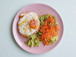 Menu Hambúrguer no prato com arroz e salada