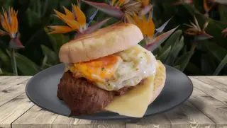 Prego Especial em Bolo do Caco com Ovo e Queijo