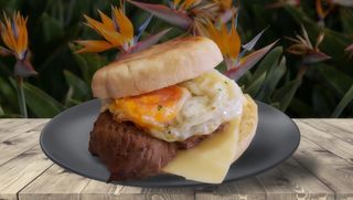 Prego Especial em Bolo do Caco com Ovo e Queijo