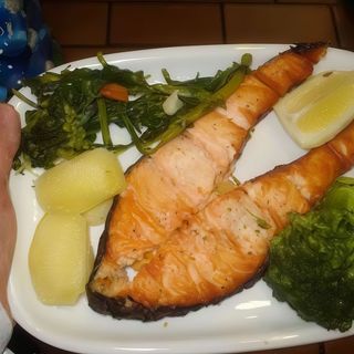 Salmão  Grelhado com Batatas e Legumes
