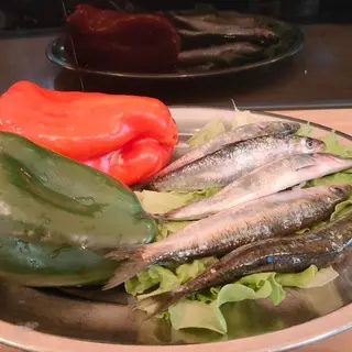 Sardinhas assadas batata e salada