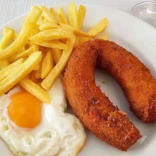 Alheira frita com ovo