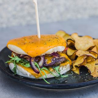 Brunch Burger: Hambúrguer Pão de Dó + Panquecas