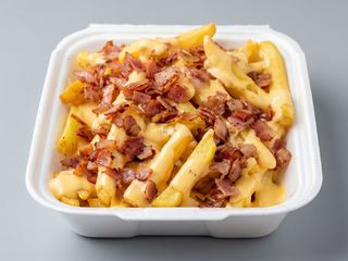 Batatas Fritas com Queijo Cheddar e Bacon