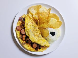 Omelete à Salsicheiro com Batata Frita