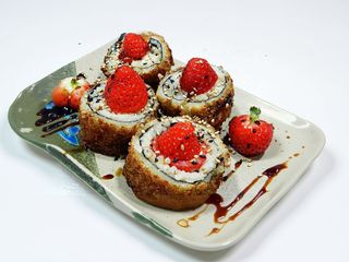 Salmon Hot Roll with strawberry 8 uni