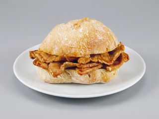 Menú Bifana no Pão com batata frita