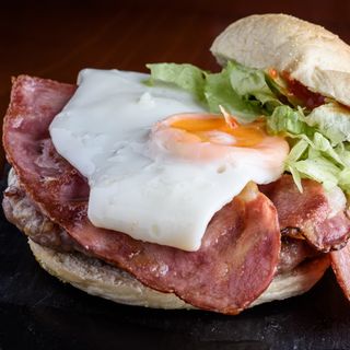 Hambúrguer Bacon and Egg (Inclui Batatas Fritas)