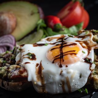 Tosta veggie Guacamole com ovo (inclui batata frita)