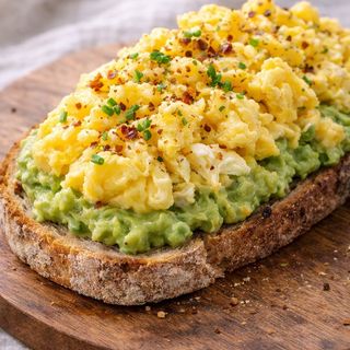 Tosta de Guacamole e ovos mexidos