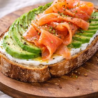 Tosta de Abacate e Salmão Fumado 