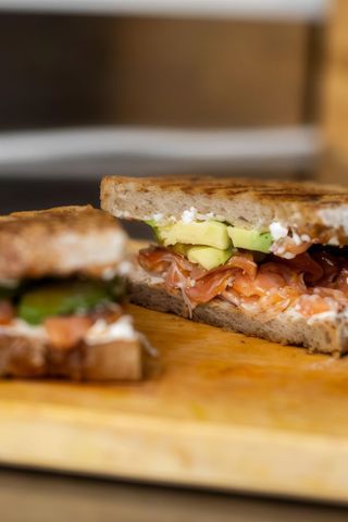 Tosta de Abacate e Salmão Fumado