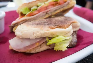 Prego Especial em Bolo do Caco
