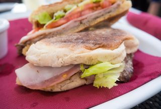 Prego Especial em Bolo do Caco