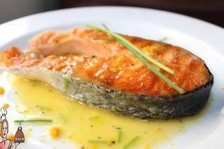 Salmão Grelhado com Batata e Salada