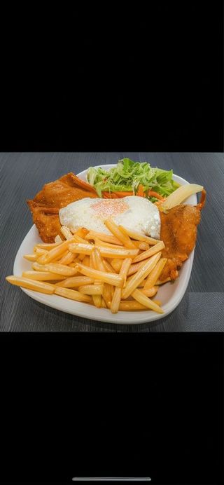 Panado no Prato Com Kebab, Ovo e Batata