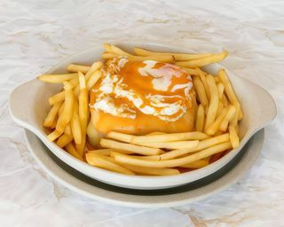 Francesinha com Batata e Ovo