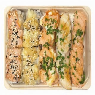 Caixa com Sushi Varios e Nigiris com pexie braseado(A17)