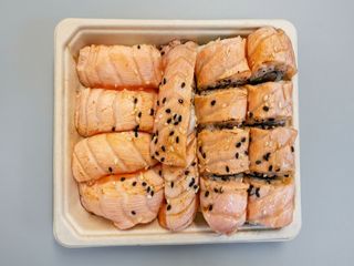 Caixa com California arco íris e nigiris braseados(34)