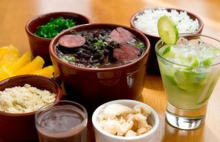 Feijoada a Brasileira para 2 pessoas + 1 litro de Caipirinha