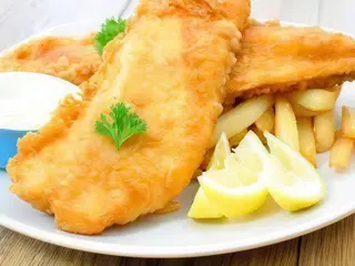Filetes de Pescada com Arroz e Batata Frita