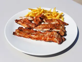 Secretos de Porco Preto com Batata Frita e Salada
