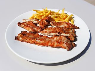 Secretos de Porco Preto com Batata Frita e Salada