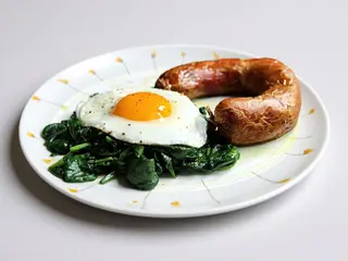 Alheira de Mirandela com Ovo Bata Frita e Salada