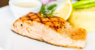 Salmão Grelhado com Batata Cozida e Legumes