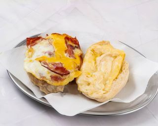 Bifana com Ovo e Bacon