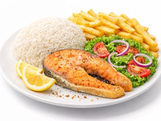 Salmão Grelhado com batatas, arroz e salada