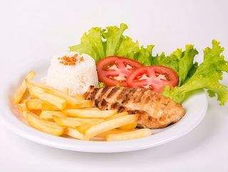 Peito de frango com batatas, arroz e salada