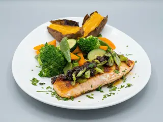 Naco de Salmão com laranja, funcho e passas
