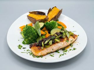 Naco de Salmão com laranja, funcho e passas