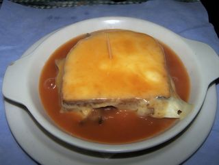 Francesinha de Bife com ovo  cod-10
