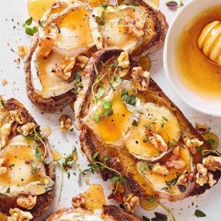 Bruschetta de Queijo de Cabra com Mel e Alecrim