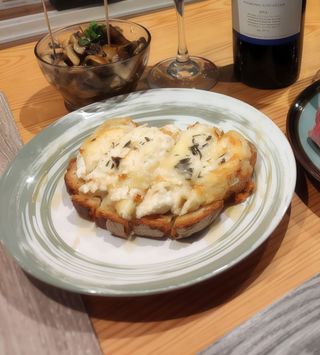 Bruschetta de Queijo de Cabra com Mel e Alecrim