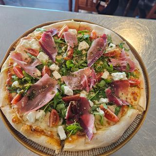 Pizza proscuitto al pesto