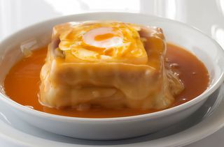 Francesinha com Ovo