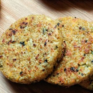Hambúrguer vegan de Quinoa e Grão 