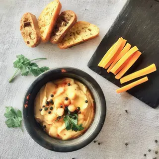 Húmus de Grão de Bico c/ Cruditées e Tostas Aromatizadas (SÓ A PARTIR DAS 11H30)