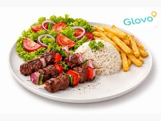 Espetada de frango com batatas, salada e arroz